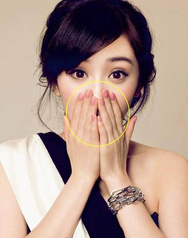 Sao Hoa ngữ và những đôi bàn tay tỉ lệ nghịch với gương ngoại hình: Châu Tấn và Đặng Luân đều sở hữu bàn tay mũm mĩm khác hẳn vẻ ngoài cool ngầu - Ảnh 4.