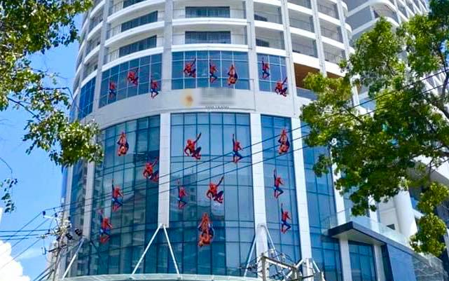 Cả tập đoàn người nhện "đu đưa" ở tòa nhà cao tầng gây bão MXH, tưởng quay phim hóa ra sự thật đầy phũ phàng