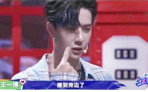 Vương Nhất Bác bùng nổ, được netizen khen hết lời vì nhắc nhở cô gái trẻ nhớ dặm lại lớp make up