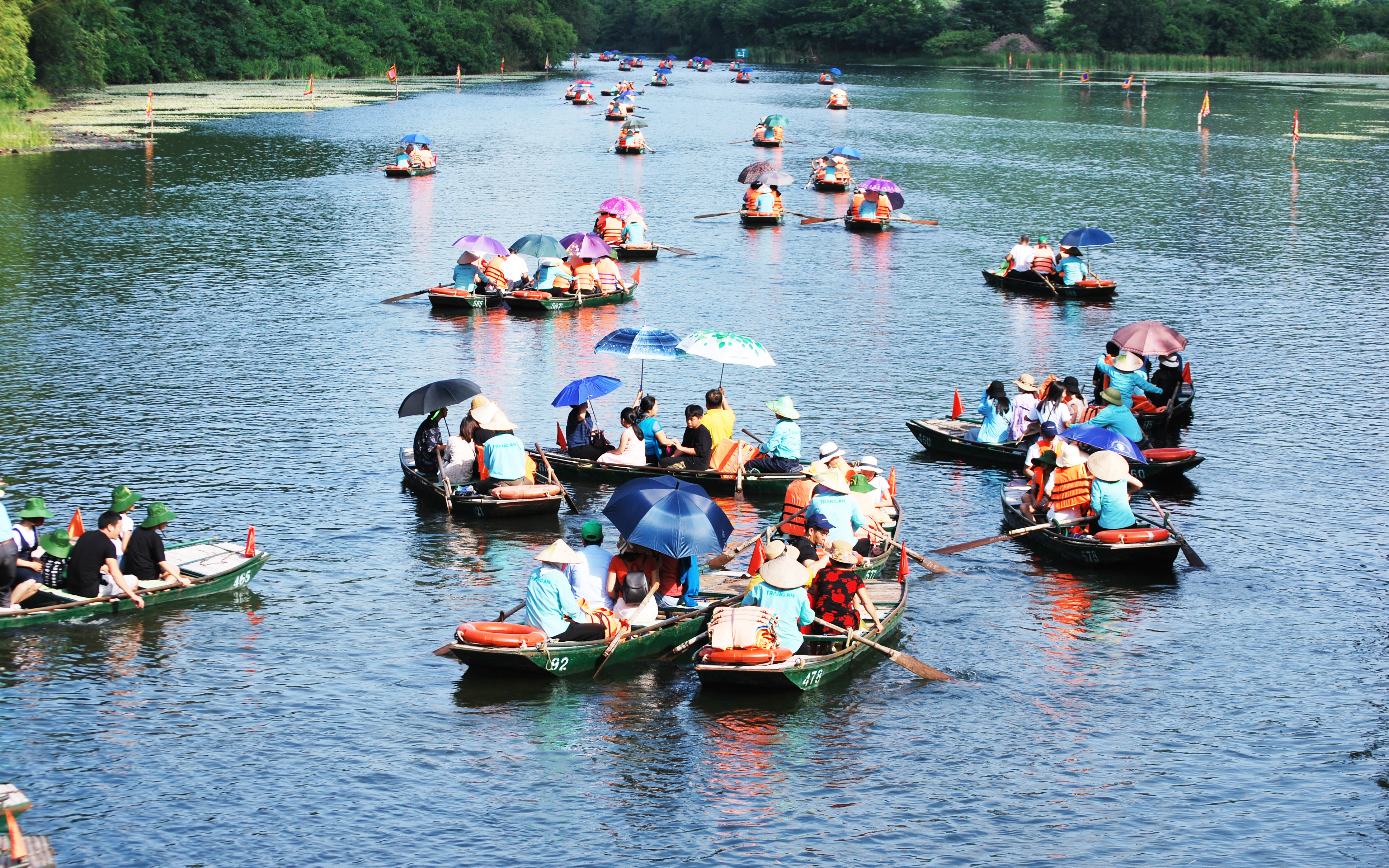 Cuối tuần về với Tràng An là nhất: Không lo toát mồ hôi chen chúc, thoải mái tận hưởng non xanh nước biếc trên những chuyến đò êm ả