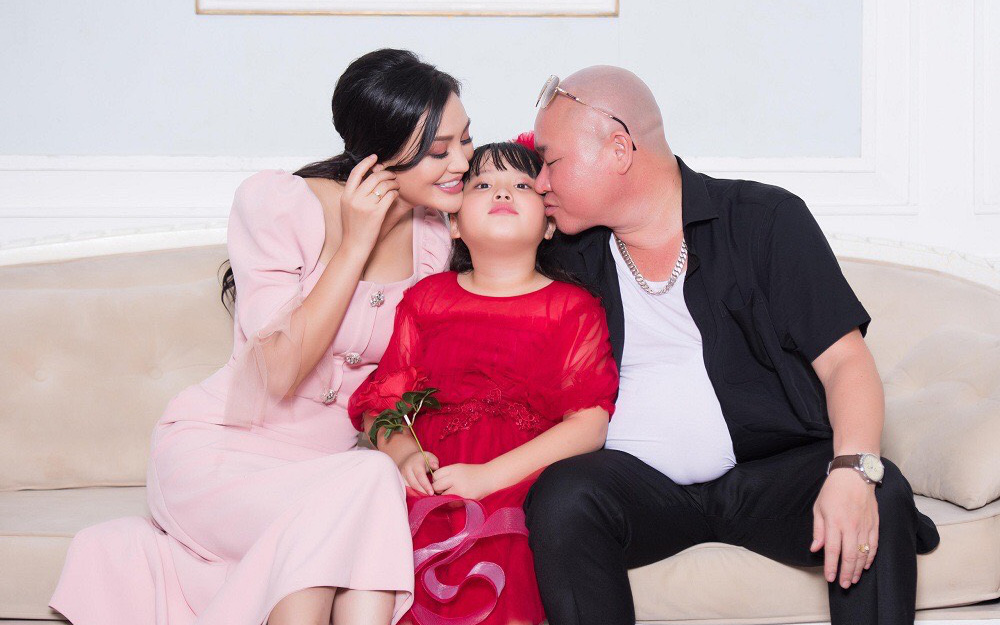 Gia đình Trần Huyền Nhung hạnh phúc tổ chức sinh nhật cho con gái