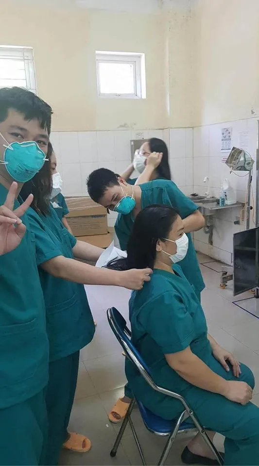 Hình ảnh nữ bác sĩ Đà Nẵng cắt đi mái tóc dài để dễ thao tác trong quá trình chăm sóc bệnh nhân Covid-19 khiến ai nhìn cũng thấy nhói lòng và thầm biết ơn - Ảnh 2.