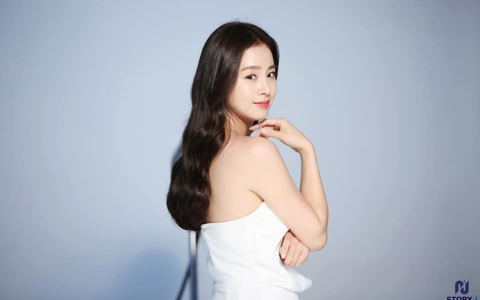 Lúc nào cũng kín đáo, &quot;mẹ hai con&quot; Kim Tae Hee bất ngờ gây chú ý khi diện váy trắng mỏng manh, khoe lưng trần trắng mịn màng