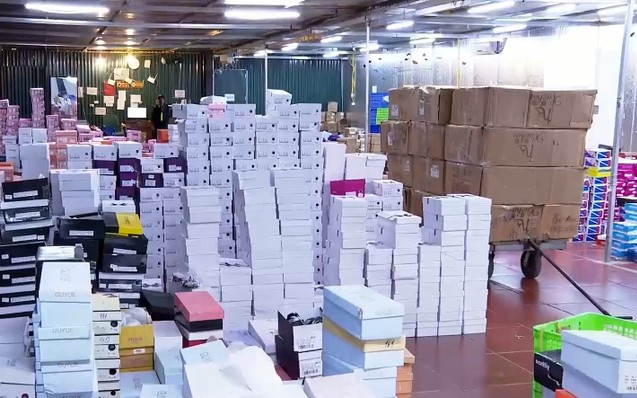 Đột kích tổng kho hàng lậu rộng hơn 10.000 mét vuông do 9x Lào Cai làm chủ, phát hiện hàng nghìn sản phẩm thời trang 'lởm' chuyên bán qua livestream