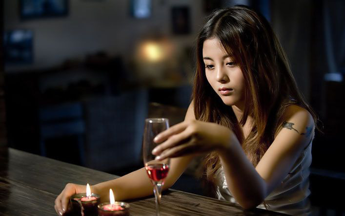 Chán cảnh chồng bợm nhậu say bí tỉ tối ngày, vợ chơi chiêu "lấy độc trị độc" khiến anh nhìn thấy rượu đã xanh mặt