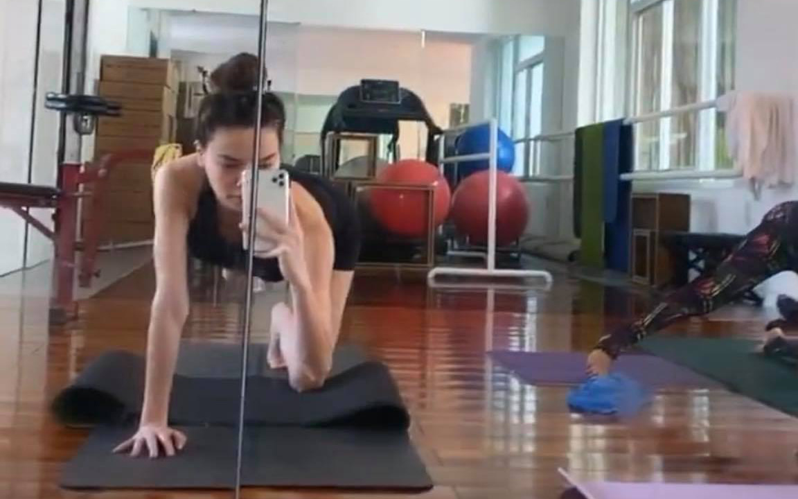 "Bà bầu" Hà Hồ bụng to vượt mặt vẫn đều đặn tập yoga với tư thế khó