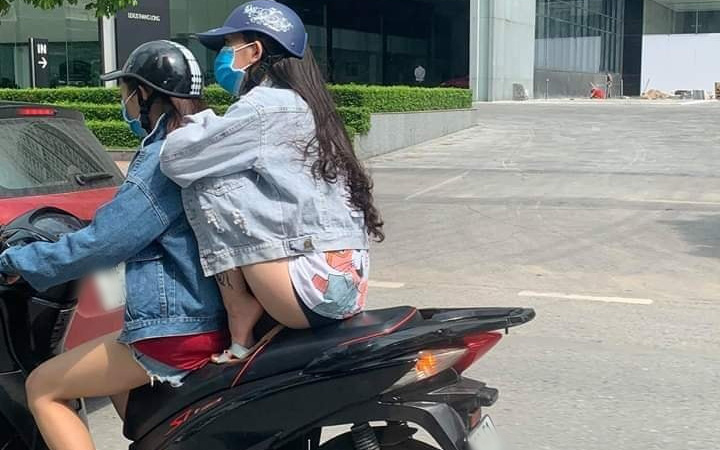 Cô gái ngồi xe máy chẳng thà làm hành động nguy hiểm chứ nhất quyết không để cặp đùi bị cháy nắng khiến dân mạng &quot;ném đá&quot; không thương tiếc