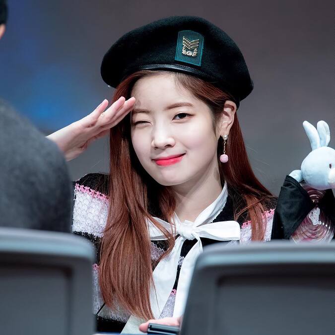 Cứ ngỡ Jisoo đã là đỉnh cao nhan sắc, nào ngờ Twice cũng có 1 mỹ nhân chinh phục thành công kiểu mũ kén mặt này - Ảnh 2.