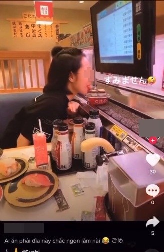 Cô gái Việt bị dân mạng chỉ trích kịch liệt vì thè lưỡi liếm đĩa sushi đang chạy trên băng chuyền trong cửa hàng ở Nhật Bản - Ảnh 1.