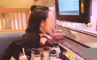 Cô gái Việt bị dân mạng chỉ trích kịch liệt vì thè lưỡi liếm đĩa sushi đang chạy trên băng chuyền trong cửa hàng ở Nhật Bản