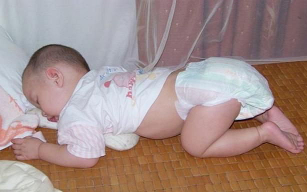 Nhiều trẻ thích ngủ trong tư thế chổng mông lên trời, tưởng không thoải mái nhưng lại rất tốt cho bé