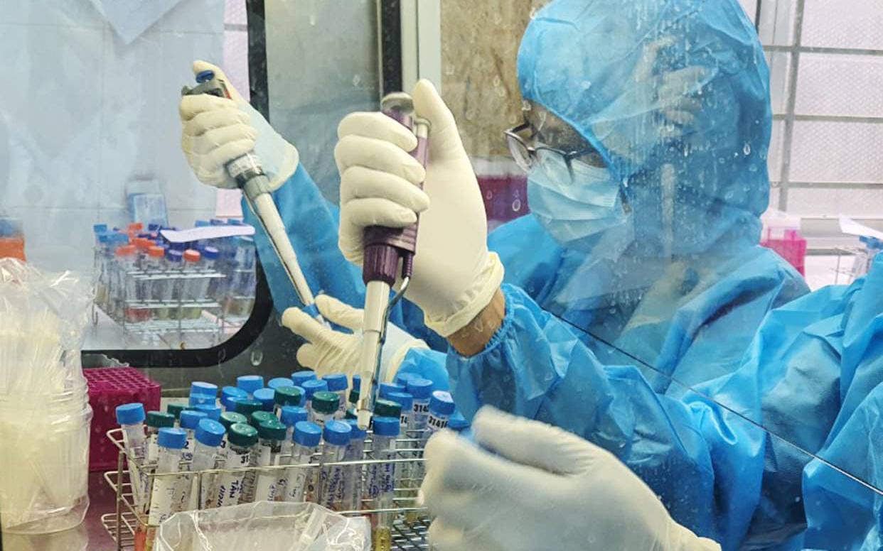 Cận cảnh: Bên trong phòng xét nghiệm truy tìm virus SARS-CoV-2 ở Đà Nẵng