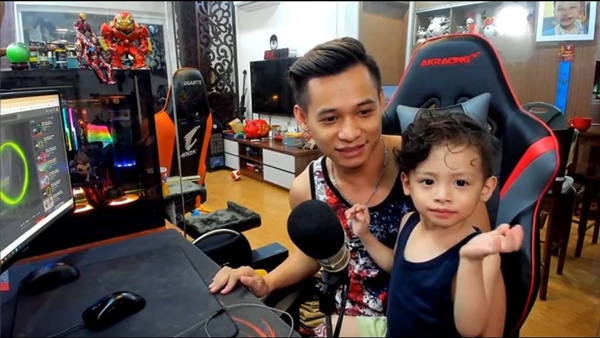 Độ Mixi - streamer giàu nhất Việt Nam lại gây bão với hình ảnh trông con khi đang livestream, thế mới nói: Chia tay vì công việc chỉ là lý do!  - Ảnh 5.