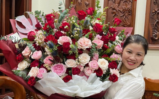Bạn gái cầu thủ Quang Hải tặng món quà “khủng” đúng ý mẹ chồng tương lai nhân ngày sinh nhật, dân mạng khen nức nở vì còn trẻ mà rất tâm lý 