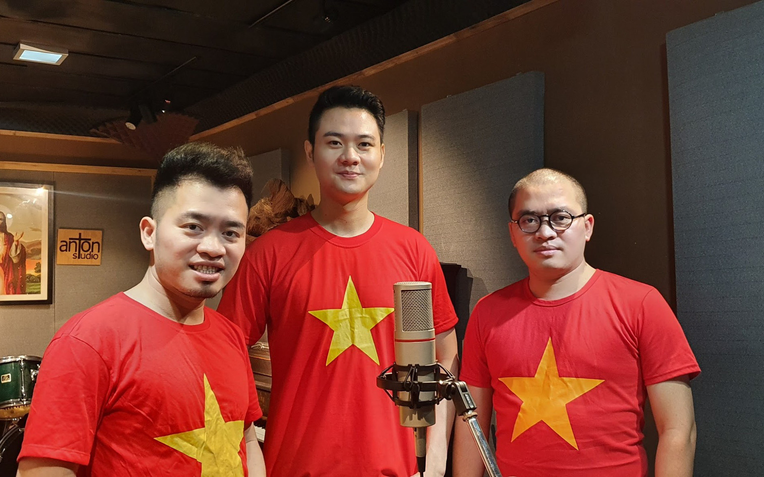 Nghệ sĩ Kim Quang lay động triệu trái tim với những ca khúc cổ vũ chống dịch Covid-19