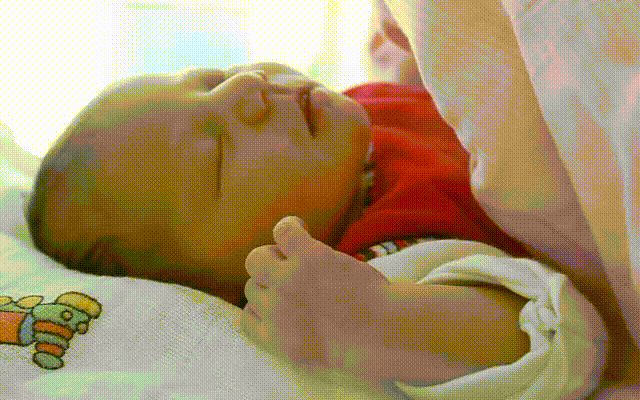 Khoa học lý giải vì sao trẻ sơ sinh nào khi ngủ cũng hay giật mình quơ chân múa tay