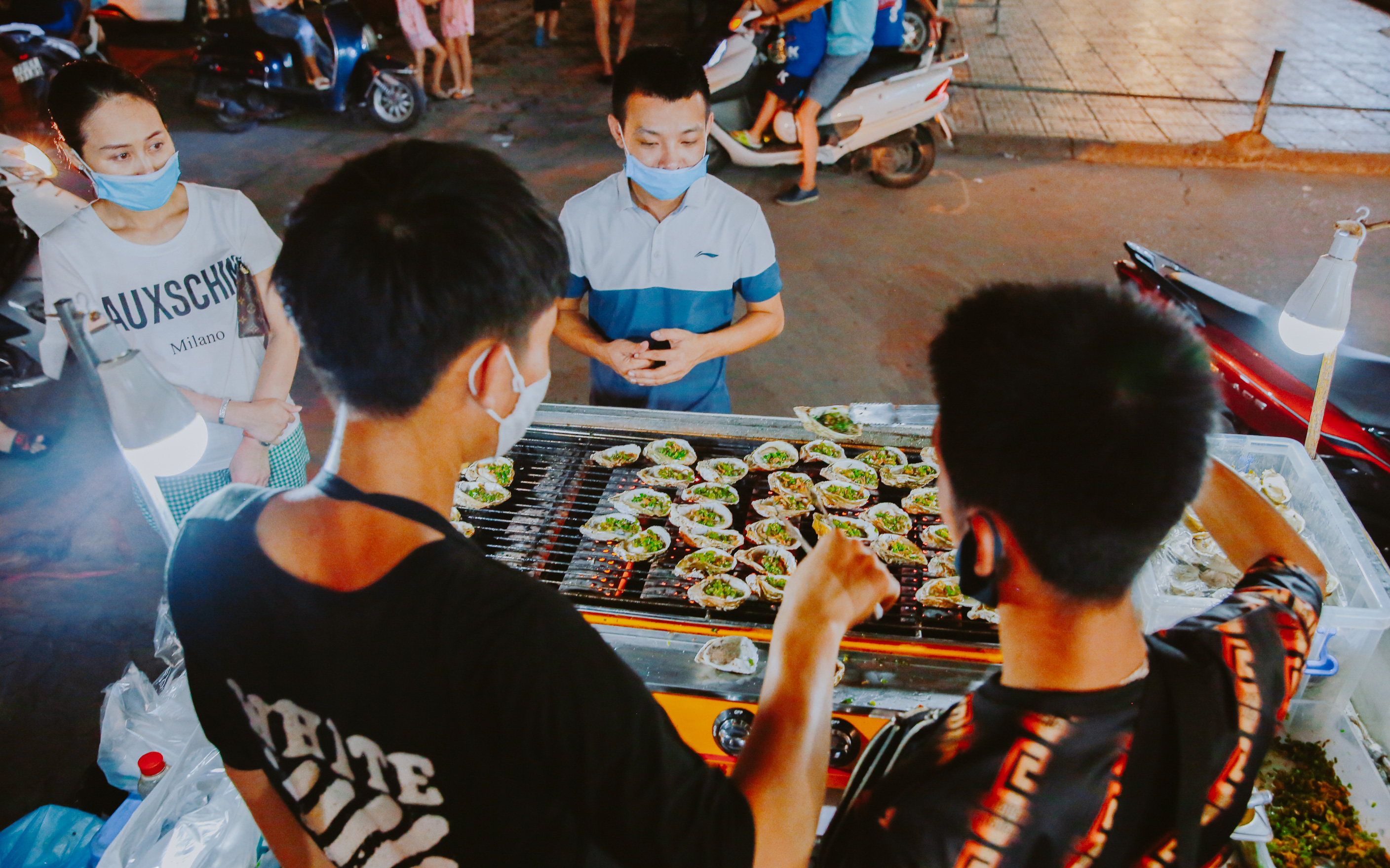 "Hàu nướng 5k" đổ bộ vào khắp nơi tại Hà Nội, chủ cửa hàng bán mỏi tay, thực khách kéo đến ầm ầm vì được ăn đặc sản ở... hè phố