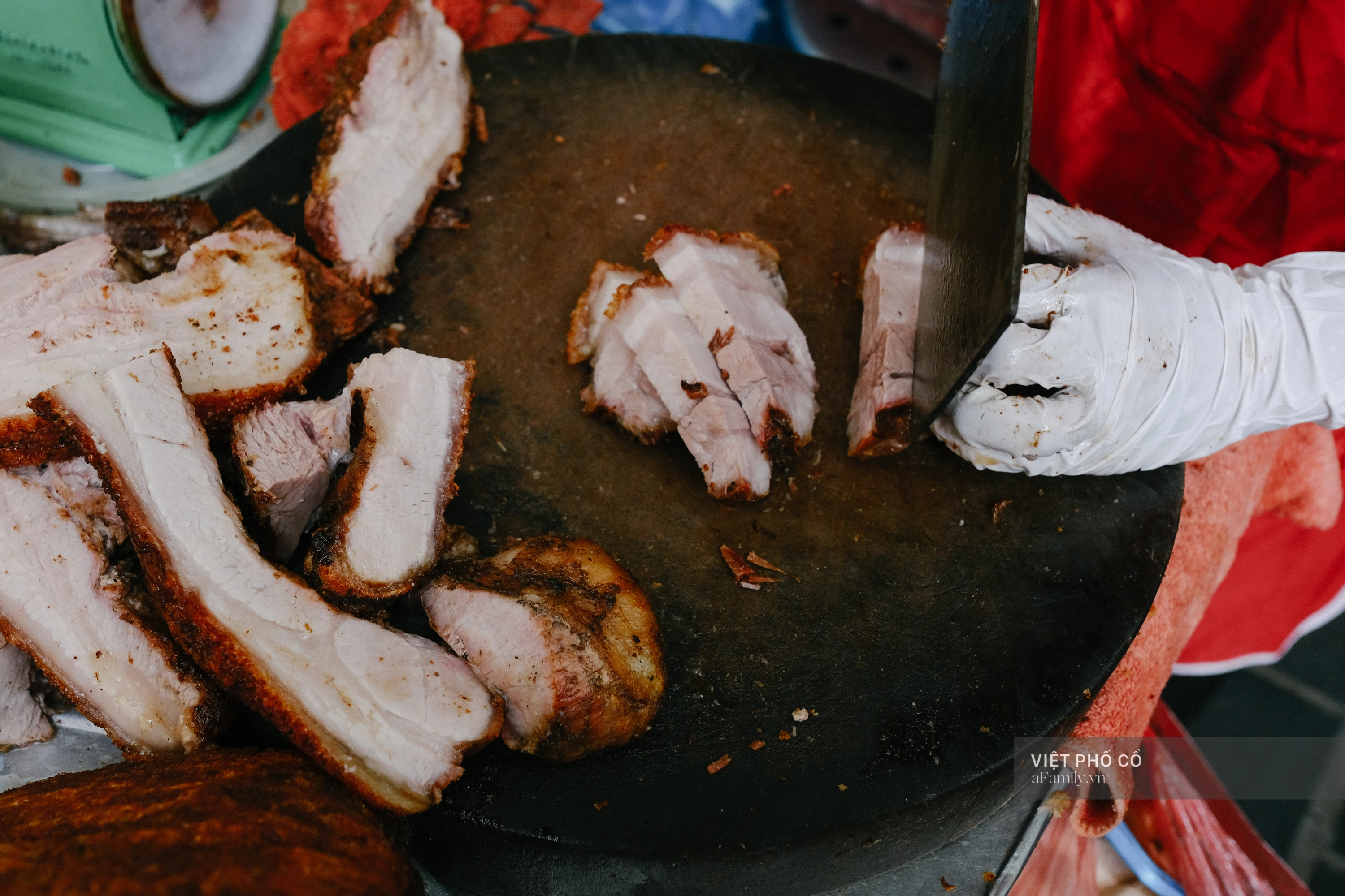 Hàng thịt quay vỉa hè 30 năm tuổi ngon nức tiếng ở Hà Nội, không biển hiệu nhưng chiều nào cũng nườm nượp khách xếp hàng - Ảnh 5.