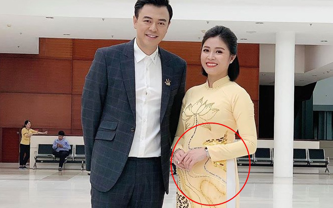 Lộ ảnh bụng to bất thường, MC Hoàng Linh bị nghi đã có tin vui sau khi tái hôn với đồng nghiệp VTV 