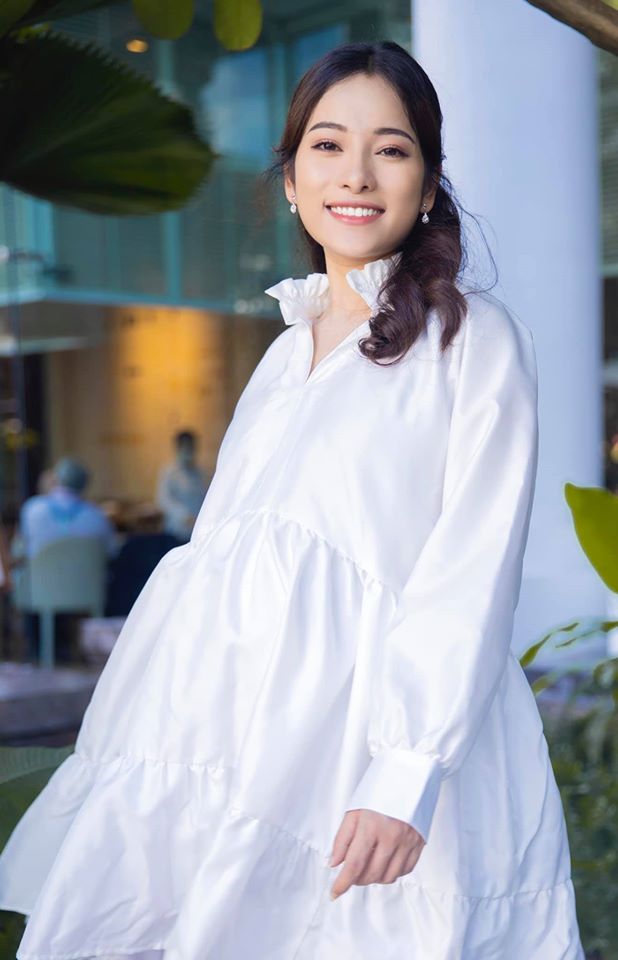 Bà bầu Sara Lưu rạng rỡ trong trang phục đầm trắng.