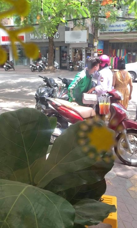 Chàng xe ôm trẻ ngượng nghịu tổ chức sinh nhật đơn sơ trong quán nước cho bạn gái, không hoa không quà chỉ có chiếc bánh nhỏ xinh - Ảnh 3.