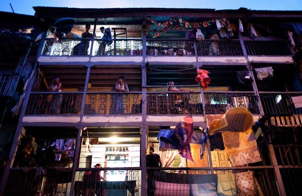 Nô lệ thời hiện đại: Những bé gái bị nhốt trong "lồng sắt" được nuôi dưỡng như gà công nghiệp để đến ngày đi phục vụ đàn ông - Ảnh 1.