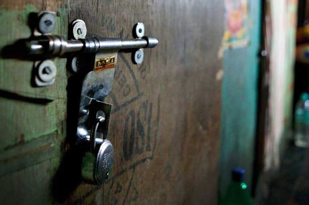 Nô lệ thời hiện đại: Những bé gái bị nhốt trong "lồng sắt" được nuôi dưỡng như gà công nghiệp để đến ngày đi phục vụ đàn ông - Ảnh 2.