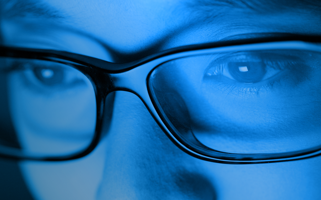 Mắt kính chống ánh sáng xanh từ máy tính và điện thoại có THẬT SỰ có tác dụng bảo vệ mắt như đồn thổi?