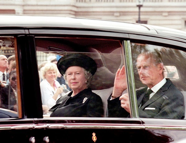 Bị chỉ trích vì làm ngơ trước cái chết của Công nương Diana, Nữ hoàng Anh mang "nỗi oan" không ai thấu và khoảnh khắc đặc biệt giúp hóa giải tất cả - Ảnh 1.
