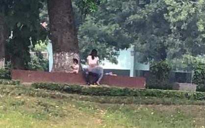 Hình ảnh gây sốc ở công viên Thủ Lệ: Cặp đôi thản nhiên làm hành động "nhạy cảm", mặc cho có trẻ nhỏ ngồi chơi ngay bên cạnh