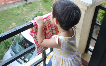 Bé gái 6 tuổi rơi từ tầng 12 xuống đất tử vong ở Hà Nội: Các gia đình có con nhỏ ở chung cư đừng quên những lưu ý này