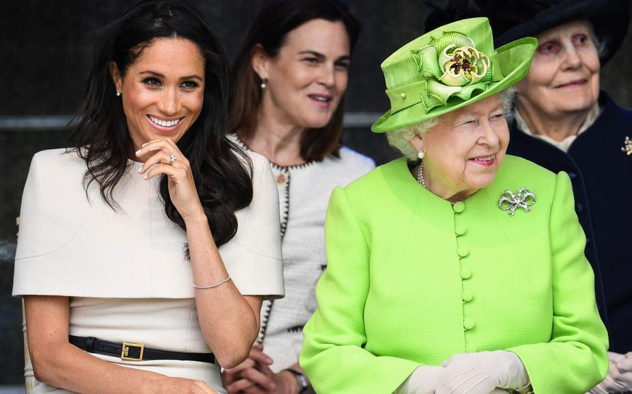 Đúng vào ngày sinh nhật của Meghan Markle, Nữ hoàng Anh cùng gia đình hoàng gia đồng loạt lên tiếng chúc mừng gây ra nhiều tranh luận