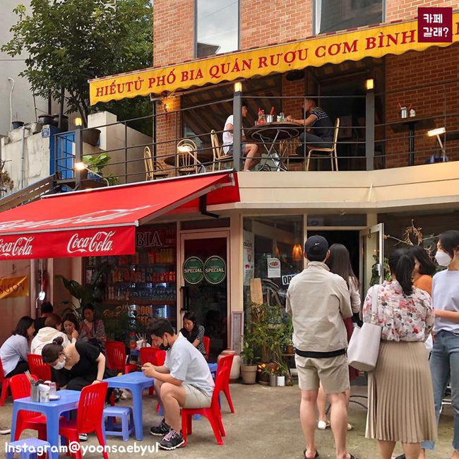 Khi quán ăn bình dân Việt trở thành phong cách mới của người Hàn thì giá cho một tô phở gà cũng ko hề rẻ như mọi người tưởng - Ảnh 1.