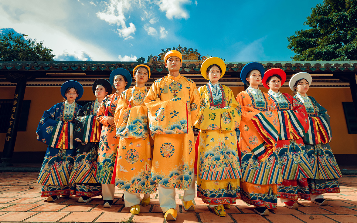Nhóm HS cấp 3 chi hơn chục triệu mặc trang phục thời Nguyễn chụp kỷ yếu, thuê nghệ nhân đúc đồng ở Nam Định làm trang sức riêng khiến ai xem xong cũng tự hào về cổ phục Việt
