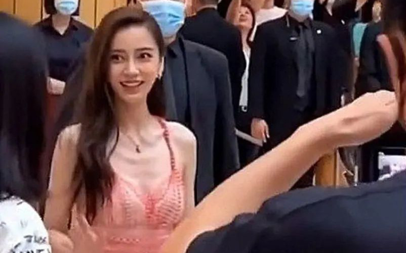 Angelababy lộ nhan sắc thật trong ảnh chụp trộm nhưng phần ngực gầy trơ xương mới gây sốc