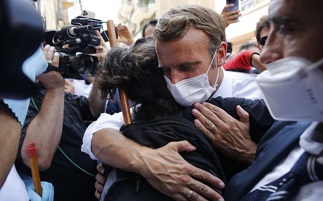 Tổng thống Pháp gây xúc động mạnh, được ca ngợi hết lời trong chuyến thăm đặc biệt đến Beirut sau vụ nổ kinh hoàng 