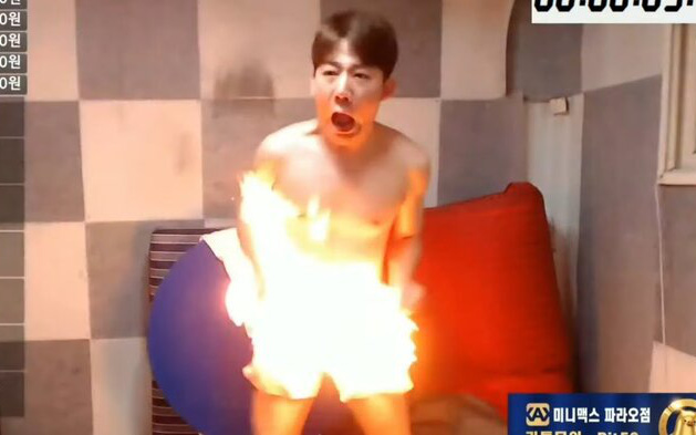 Nhận lời đề xuất từ khán giả, Youtuber điển trai Hàn Quốc tự đốt "của quý" khi đang livestream để chịu phạt ai ngờ lại có cái kết không thể thảm hơn