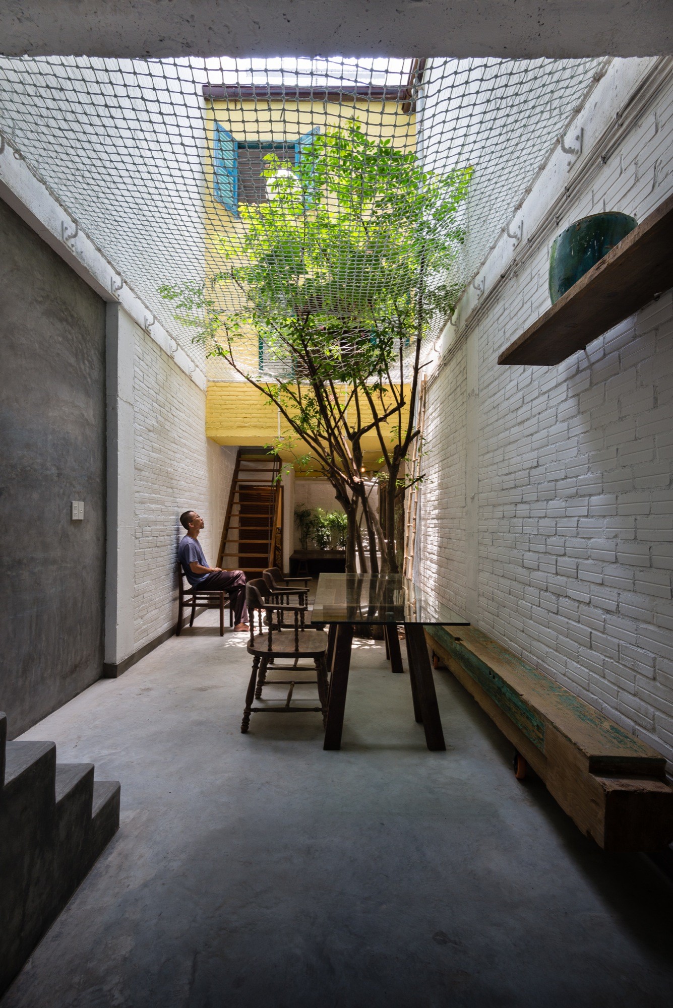 Nhà 3x15m trong hẻm với thiết kế độc đáo nhờ tái chế đồ đạc từ những cánh cửa cũ ở Sài Gòn - Ảnh 12.