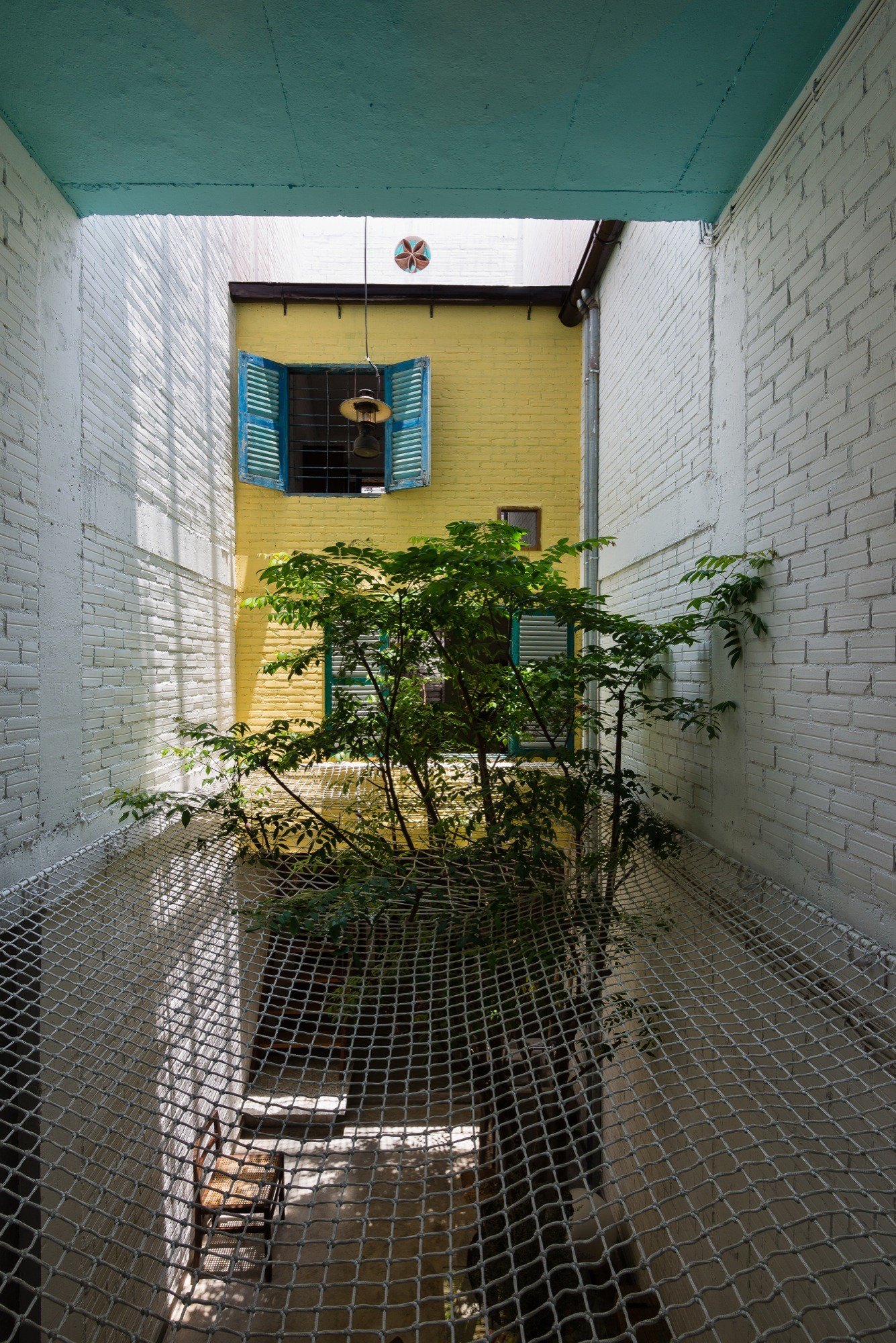 Nhà 3x15m trong hẻm với thiết kế độc đáo nhờ tái chế đồ đạc từ những cánh cửa cũ ở Sài Gòn - Ảnh 4.