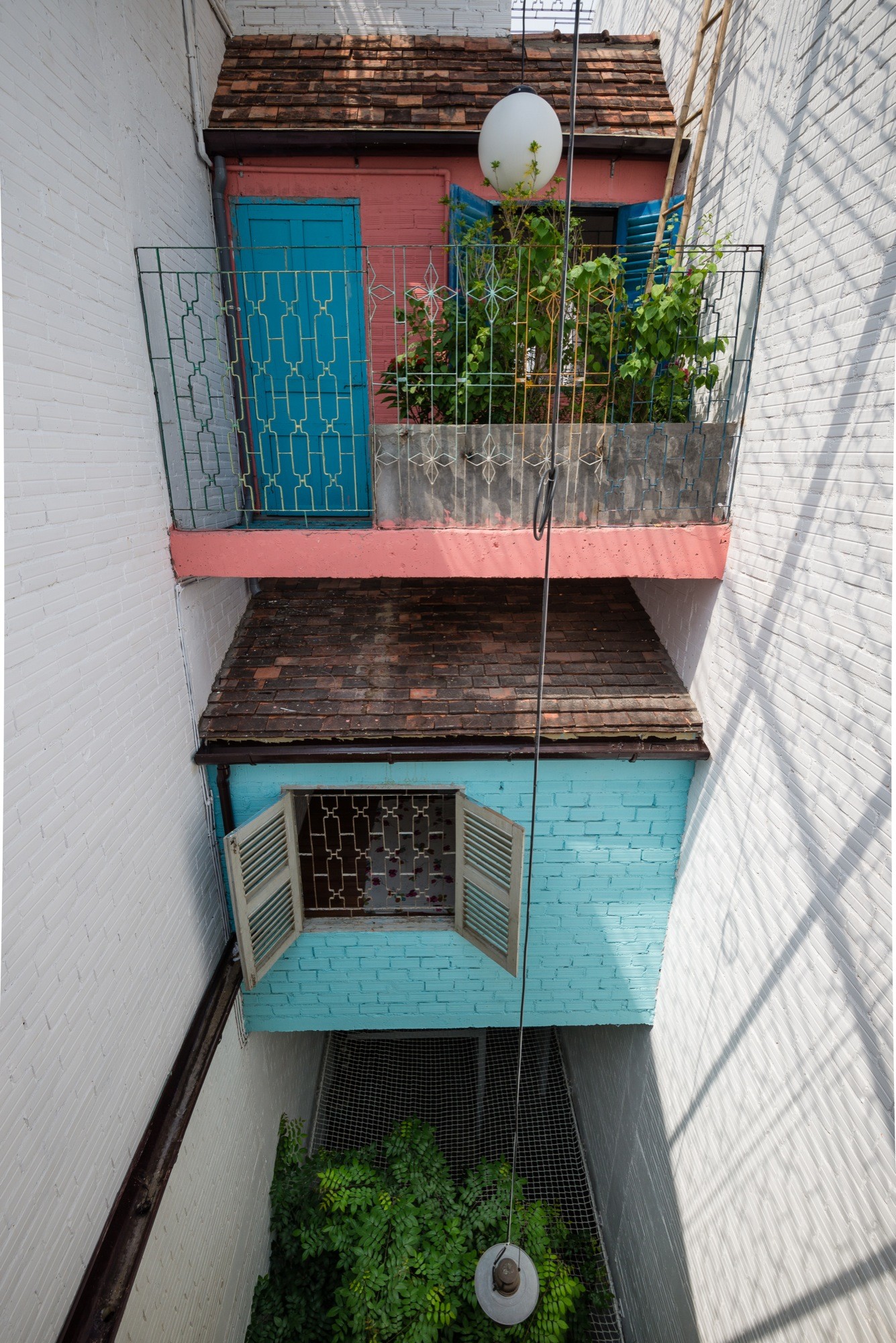 Nhà 3x15m trong hẻm với thiết kế độc đáo nhờ tái chế đồ đạc từ những cánh cửa cũ ở Sài Gòn - Ảnh 3.