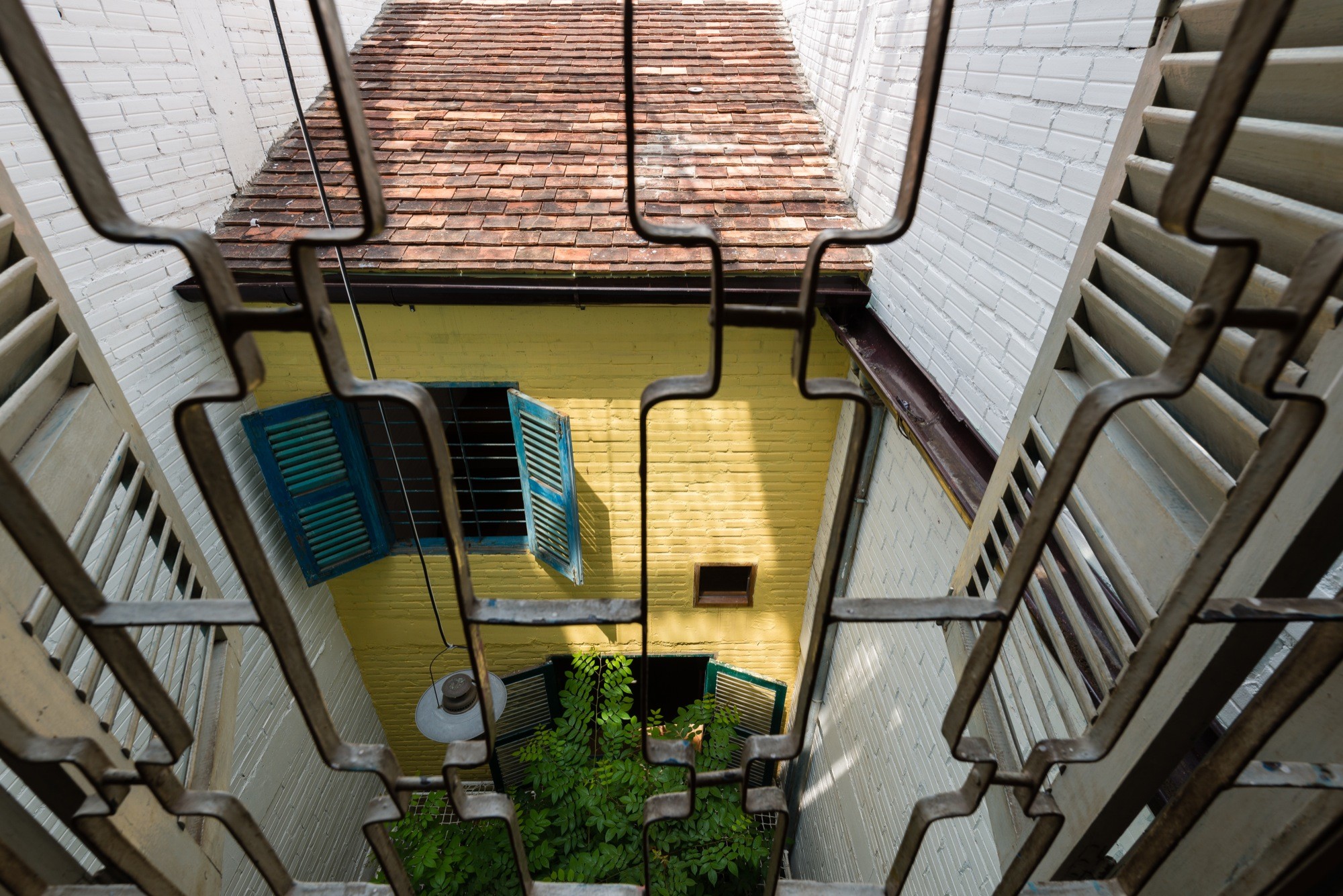 Nhà 3x15m trong hẻm với thiết kế độc đáo nhờ tái chế đồ đạc từ những cánh cửa cũ ở Sài Gòn - Ảnh 7.