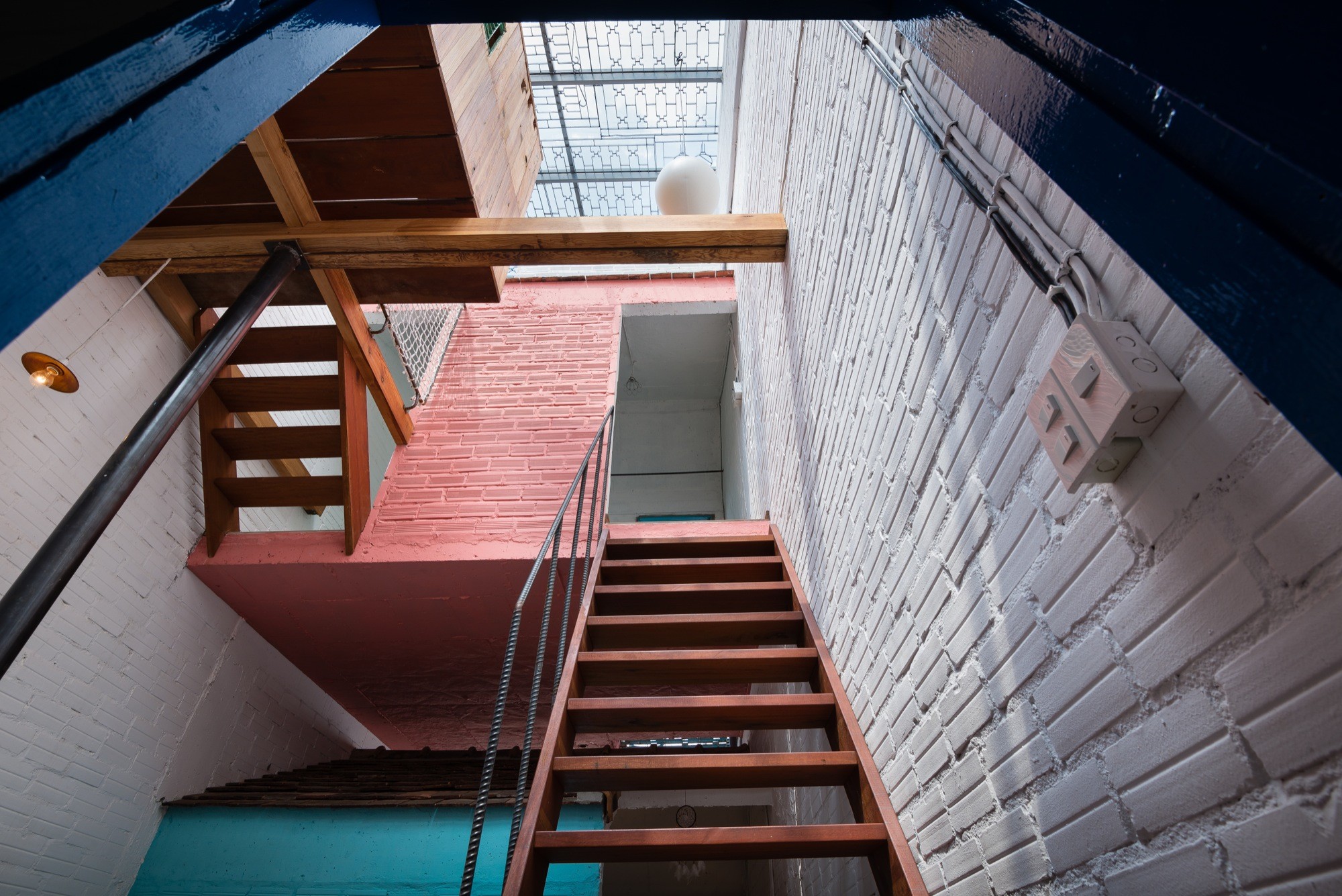 Nhà 3x15m trong hẻm với thiết kế độc đáo nhờ tái chế đồ đạc từ những cánh cửa cũ ở Sài Gòn - Ảnh 11.