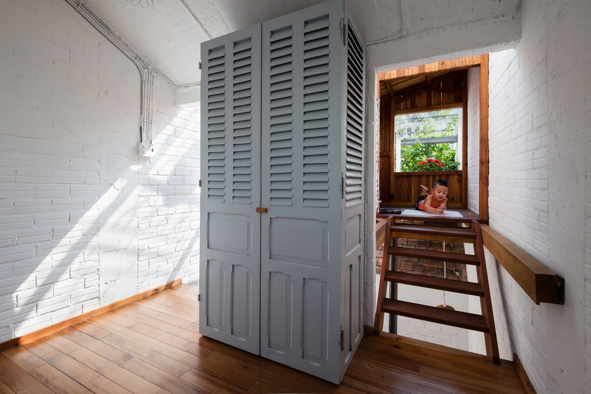 Nhà 3x15m trong hẻm với thiết kế độc đáo nhờ tái chế đồ đạc từ những cánh cửa cũ ở Sài Gòn - Ảnh 9.