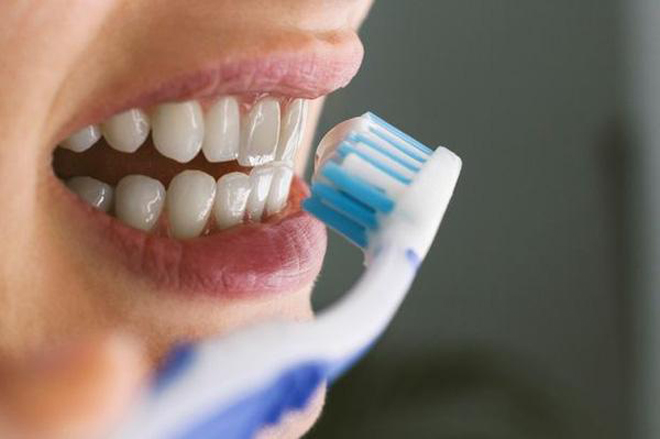 3 thời điểm "độc hại" nhất trong ngày để đánh răng, bác sĩ khuyên nên tránh xa kẻo làm hại men răng và tổn thương cơ thể - Ảnh 4.