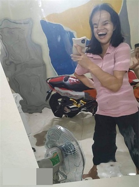 Đặt mua gương dán tường được quảng cáo "thần kỳ" trên mạng, cả phái đẹp lẫn cánh mày râu đều phát khóc khi soi hình thật - Ảnh 2.