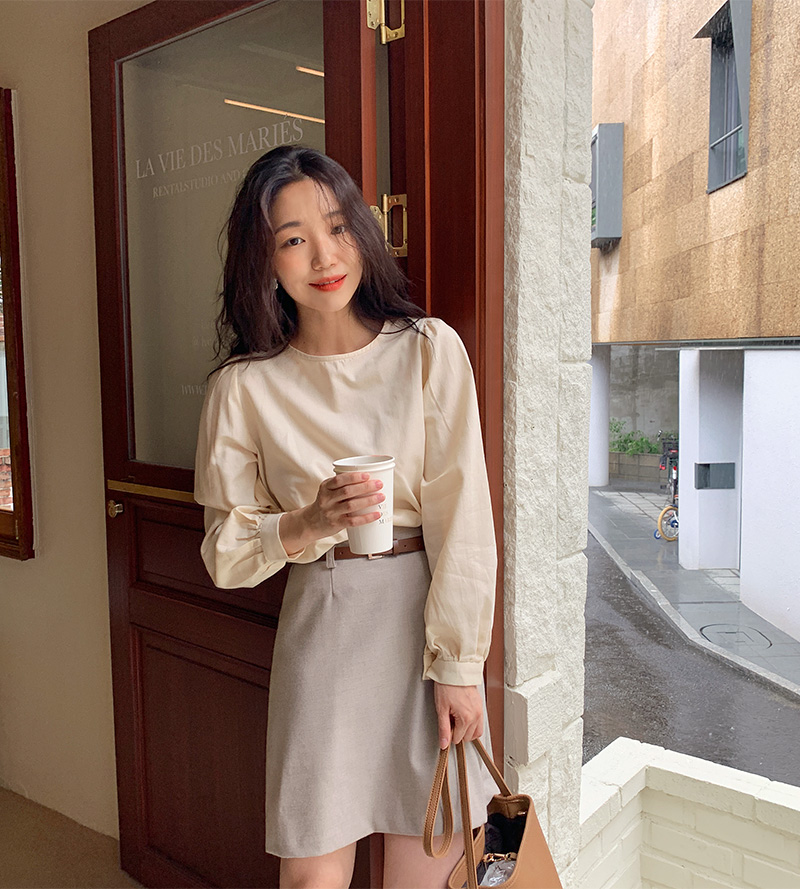 Áo blouse trơn màu đúng là chân ái của nàng công sở, có đến 10 cách diện mà cách nào cũng sang xịn hết cỡ - Ảnh 1.