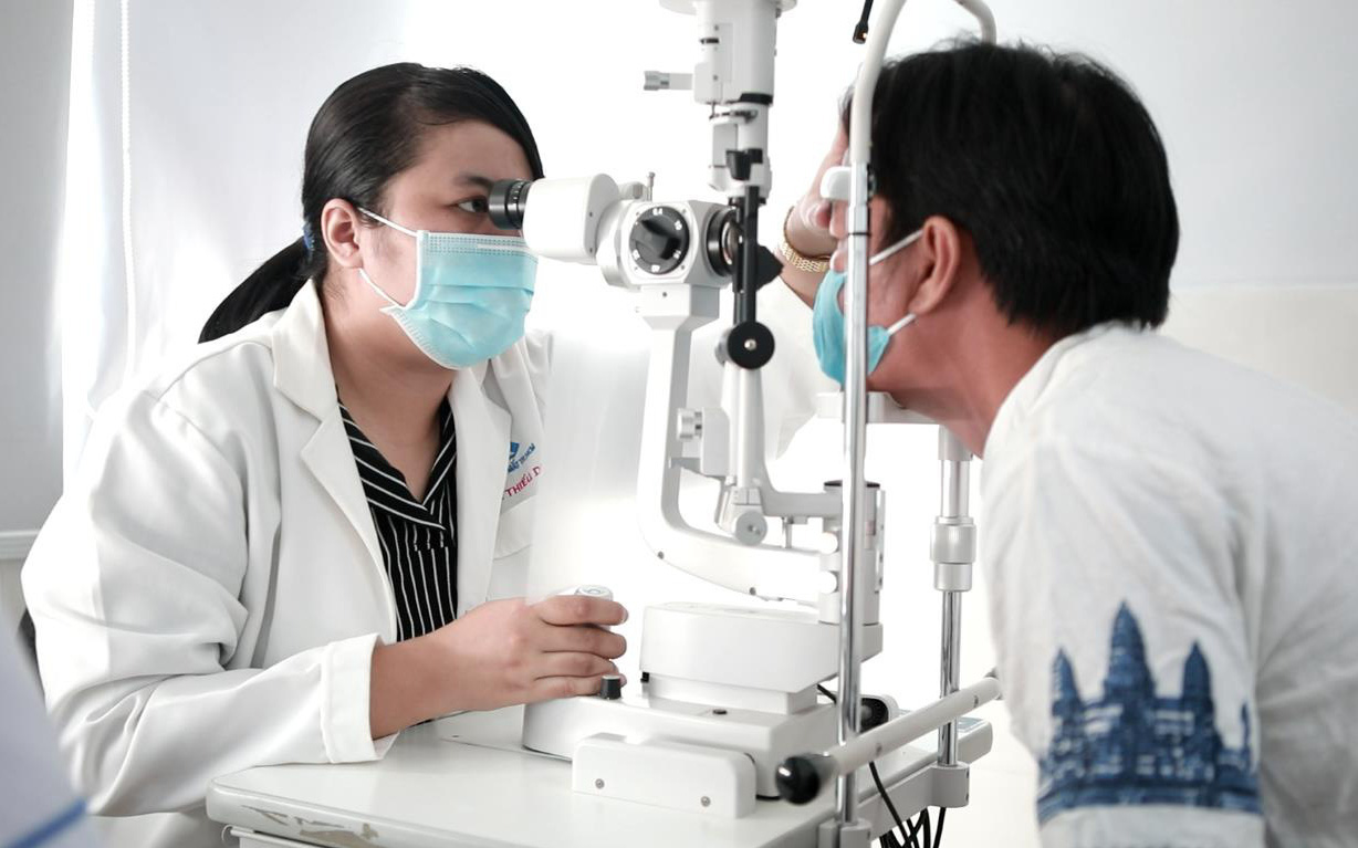 Trao cơ hội khám mắt và mổ mắt cho bà con có hoàn cảnh khó khăn