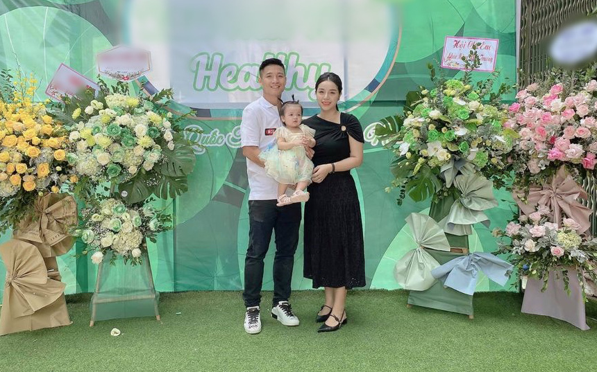 Đăng ảnh hạnh phúc sau khi thông báo mình là &quot;mẹ đơn thân&quot;, bà xã Bùi Tiến Dũng bị dân mạng ném đá vì nghi dùng &quot;chiêu trò&quot; quảng cáo cho cửa hàng mới