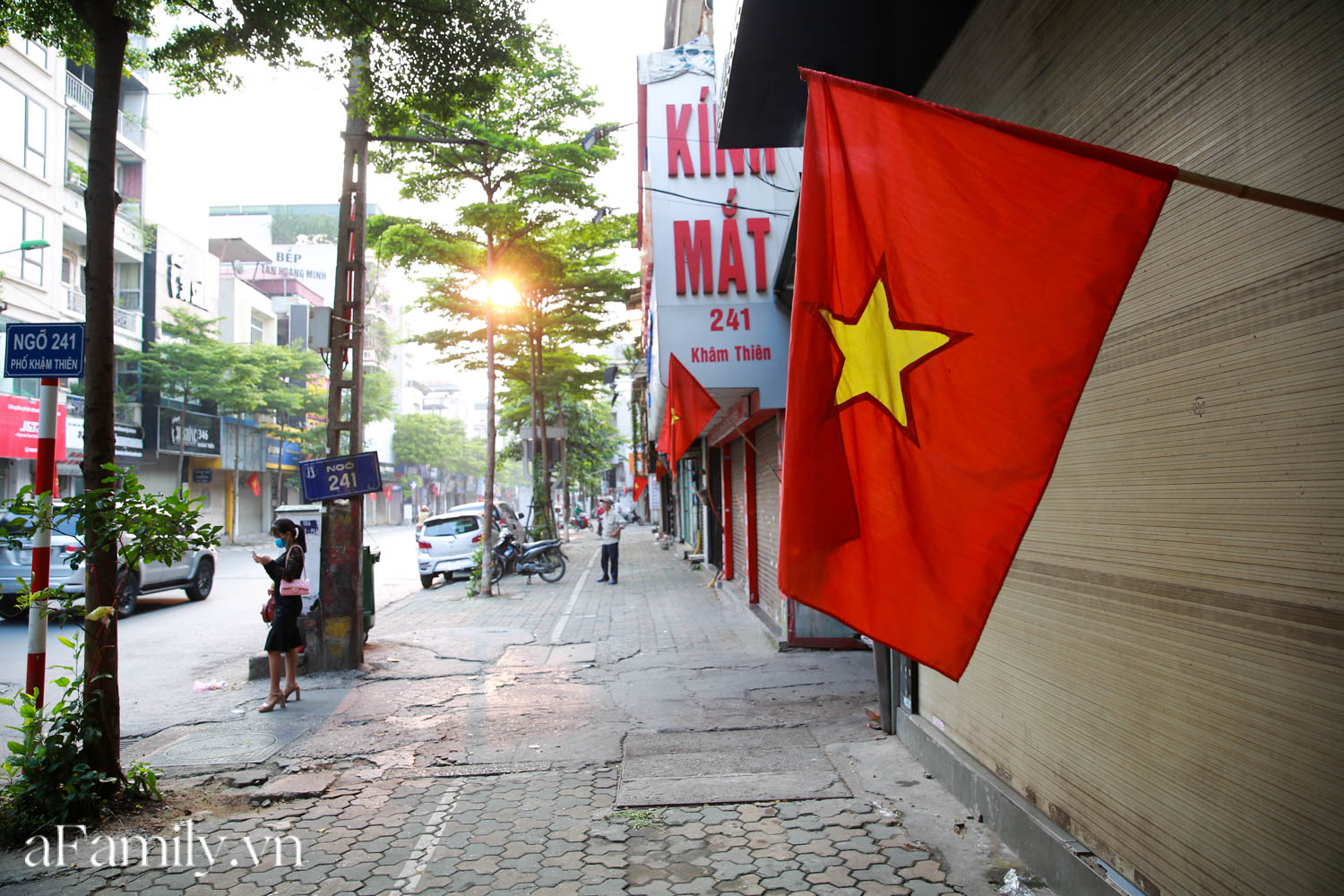 Phố phường vắng thanh, người dân mặc áo cờ Tổ quốc ra đường biểu diễn văn nghệ ngày Quốc khánh - Ảnh 1.