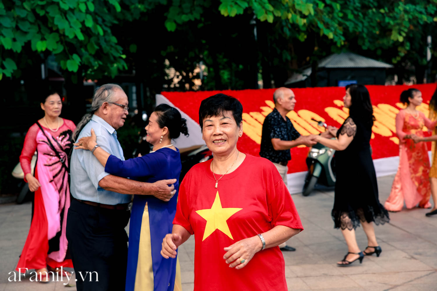 Phố phường vắng thanh, người dân mặc áo cờ Tổ quốc ra đường biểu diễn văn nghệ ngày Quốc khánh - Ảnh 8.